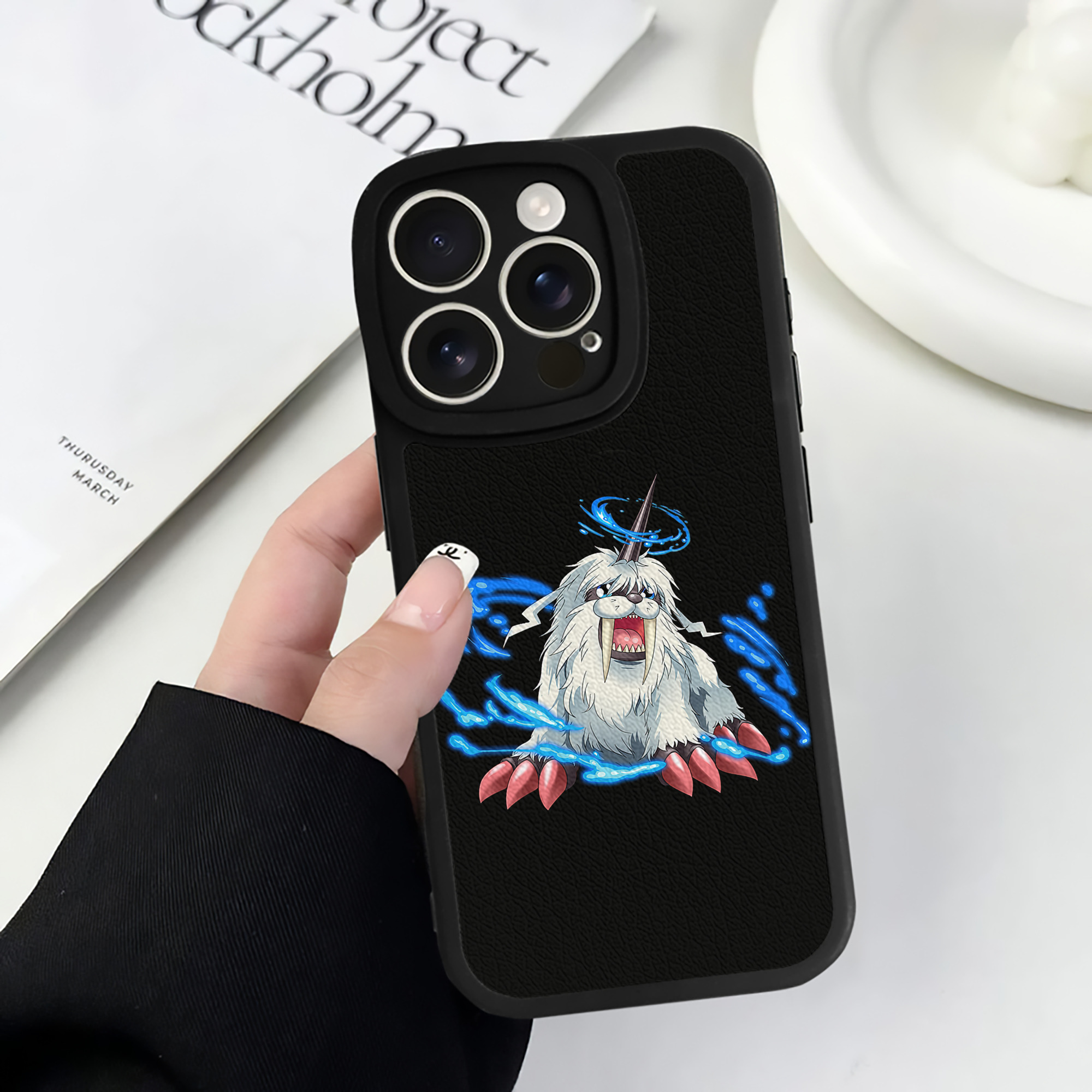 （画像用） Digimon デジタルモンスター/デジモン 【iPhone 16シリーズ対応】シリコンスマホケース（レザー調） 材質：シリコン